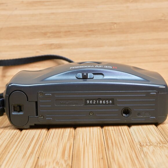 Vintage Minolta Freedom AF 35R Point and Shoot Film Camera - Picture 6 of 8